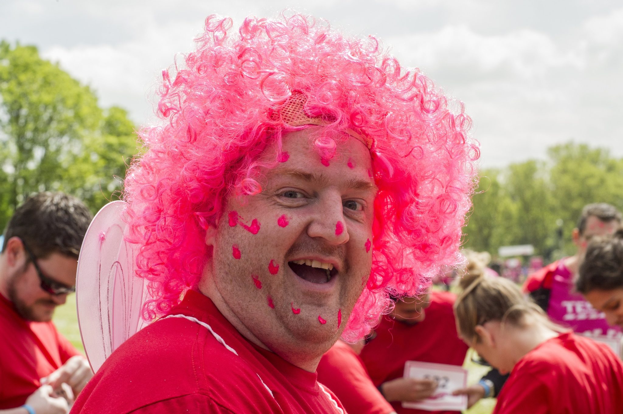 Man wearing a Pink wig at a Race for Life run