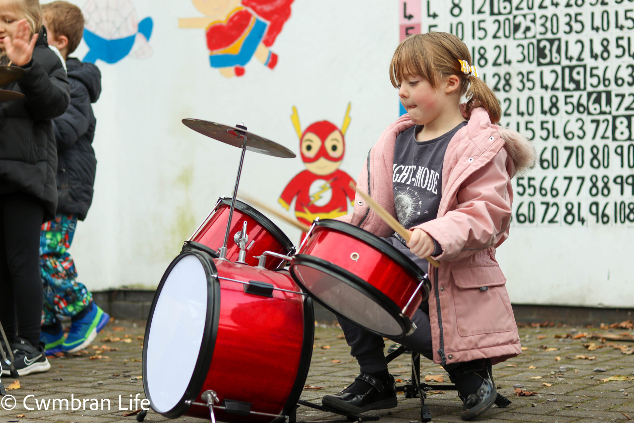 A girl play the drums