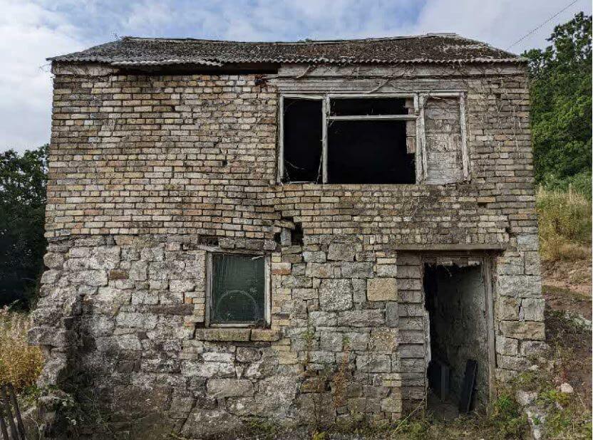 an old barn in poor condition