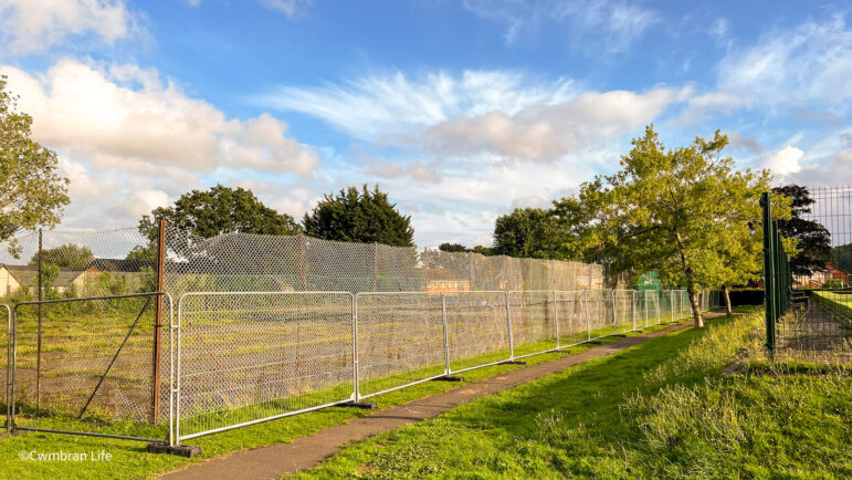 fencing around a tennis court