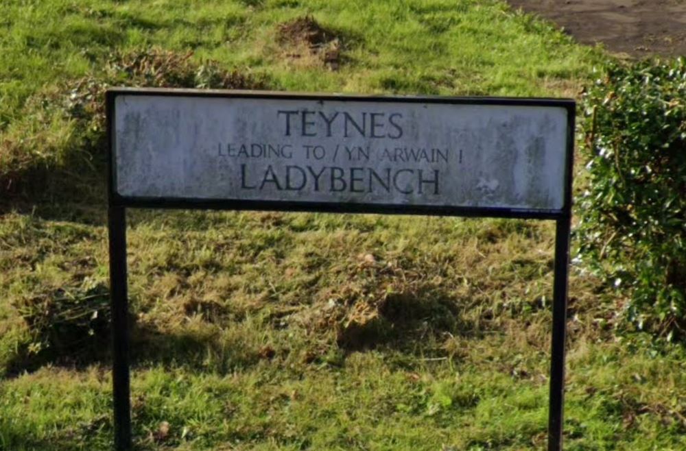 A sign at Teynes street, Cwmbran showing the English 'Leading To' placed before the Welsh text.