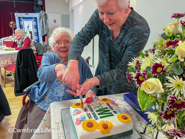 women cuts cake