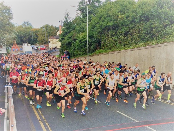 hundreds of runners at start of race
