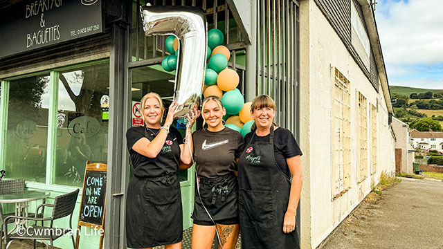 Elouise, Ria, and Tracie Williams outside Morgan’s Cafe