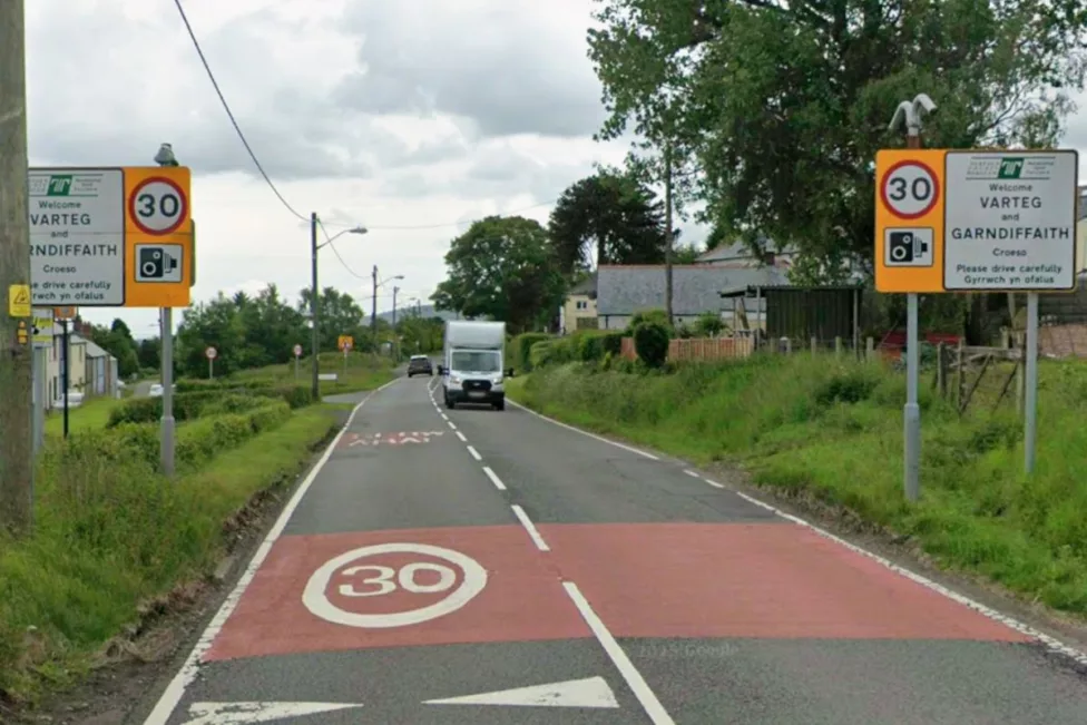 a road sign saying Varteg