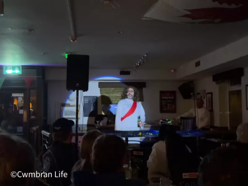 a stand up comedian at the front of a crowd